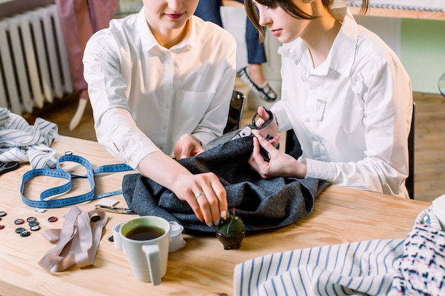 uczestnicy haftujący na warsztatach